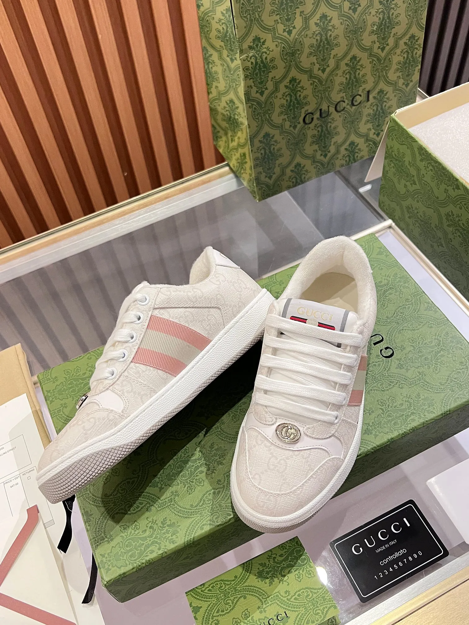 👟👟Ex-factory price 540👟👟 ⚡️Gucci Dirty Shoes Top factory quality, impeccable at the counter, the comfort is incredible. Retro distressed elements, washed retro logo on the tongue, metal double LOGO, 99% recognizable, full of Gucci elements; terry cloth lining, cowhide foot pads and 3mm latex are much more comfortable than real leather shoes. Environmentally friendly TPU wear-resistant outsole, soft and elastic. The inside of the tongue is made of imported elastic bands, which have great tension and won't strangle your feet. I don't develop the shoes without the original version. Only by getting the original version can the shoes be accurate and beat the market version instantly. Every stitch and every stitch is very tight and full. The debugging process is the most painstaking and requires no less than a hundred modifications before it is adjusted to the perfect state so that it can be worn comfortably by all foot types! Size 35-40 women’s model)